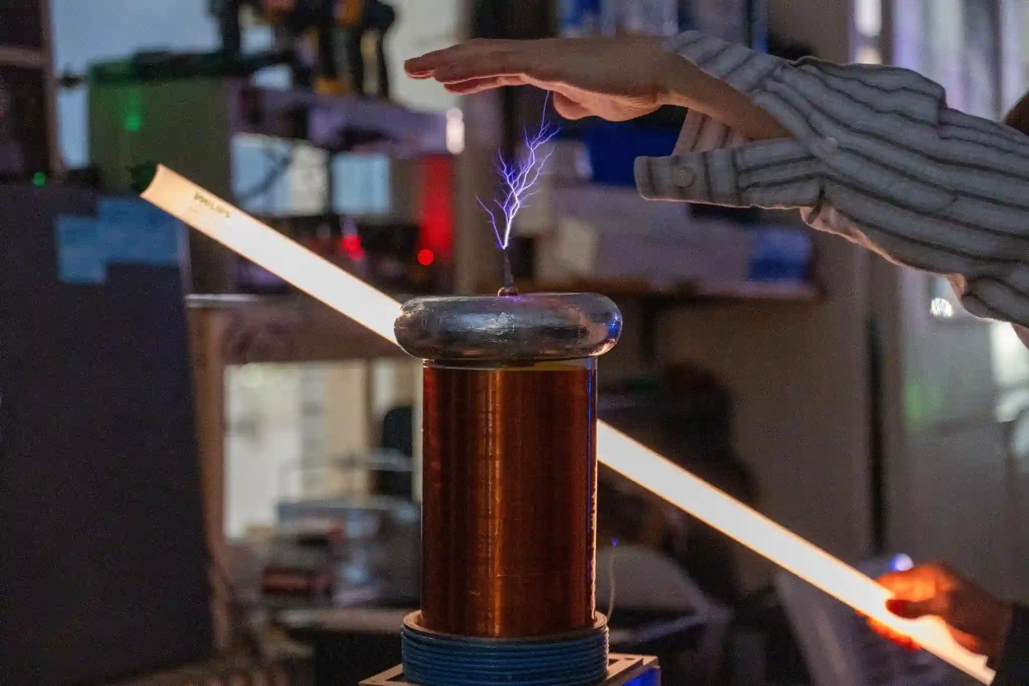 Tesla coil producing long, bright arcs