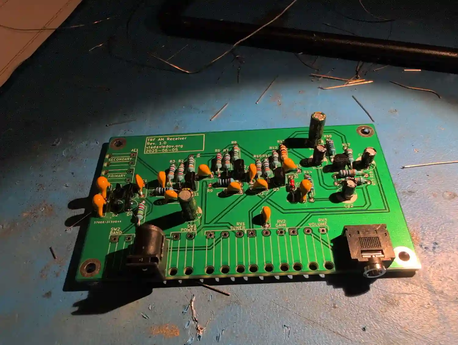 AM receiver circuit on a custom Printed Circuit Board (PCB)